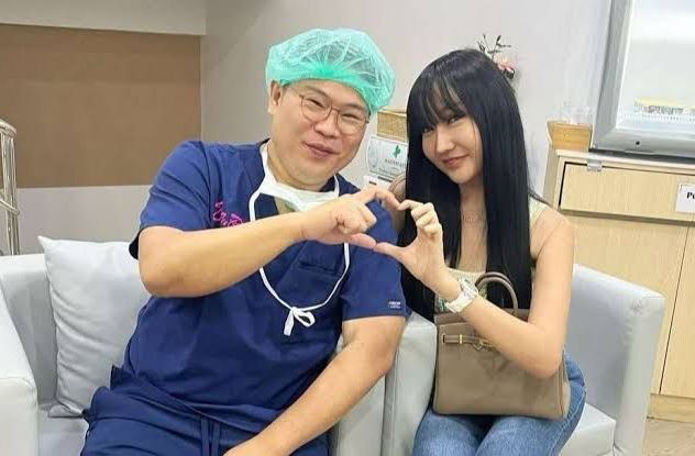 Dokter spesialis hidung terkemuka dari Thailand Dr Kosit Ieochai atau dikenal Dr Benz (kiri) bersama selebgram Lucinta Luna.