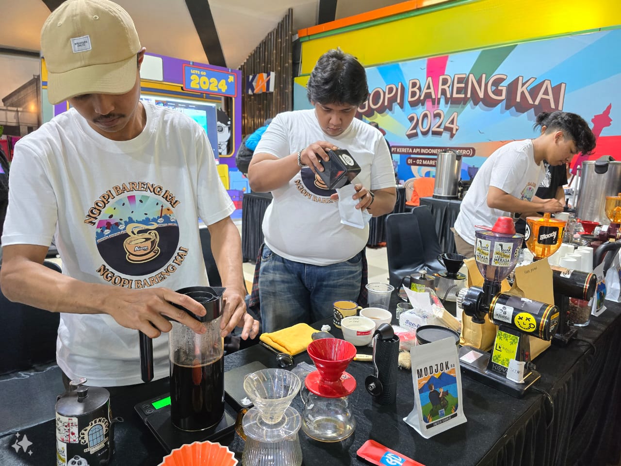 Sejumlah pelanggan mengikuti acara ngopi bareng di Stasiun Bandung