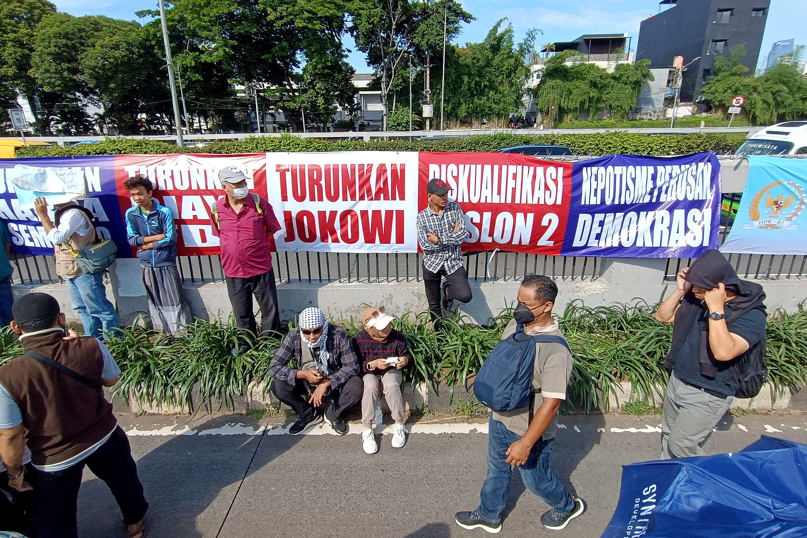 Massa dari berbagai elemen menggelar aksi unjuk rasa di depan gedung DPR menolak hasil Pemilu