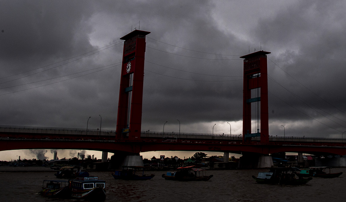 Awan mendung terlihat di kawasan Jembatan Ampera Palembang, Sumatera Selatan, Senin (31/1/2022).