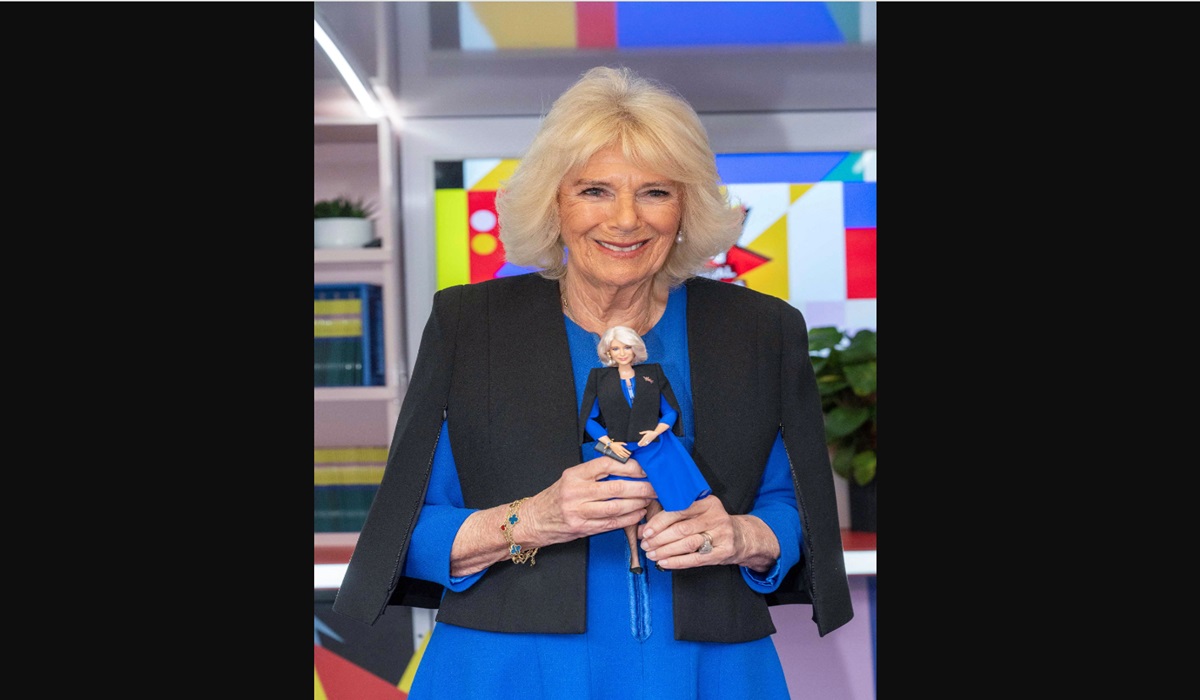 Ratu Inggris Camilla memegang boneka Barbie yang dibuat mirip dengan dirinya.
