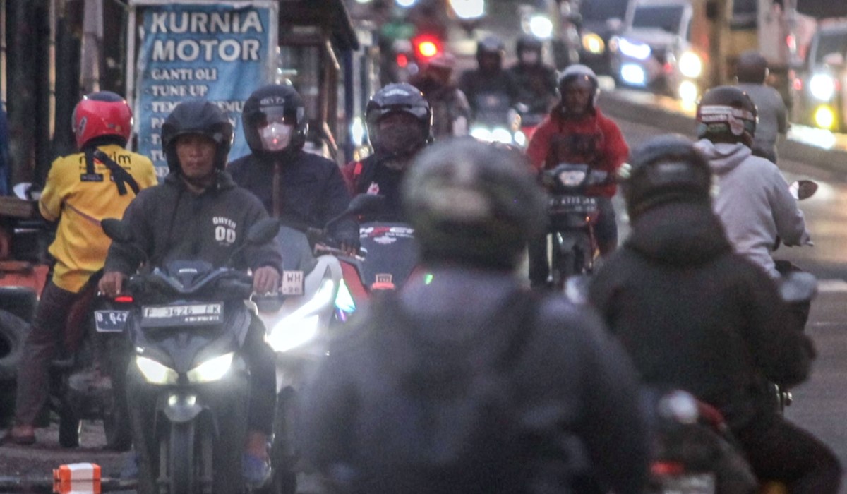 Sejumlah kendaraan roda dua melawan arus untuk menghindari kemacetan di Jalan Raya Bogor, Depok 