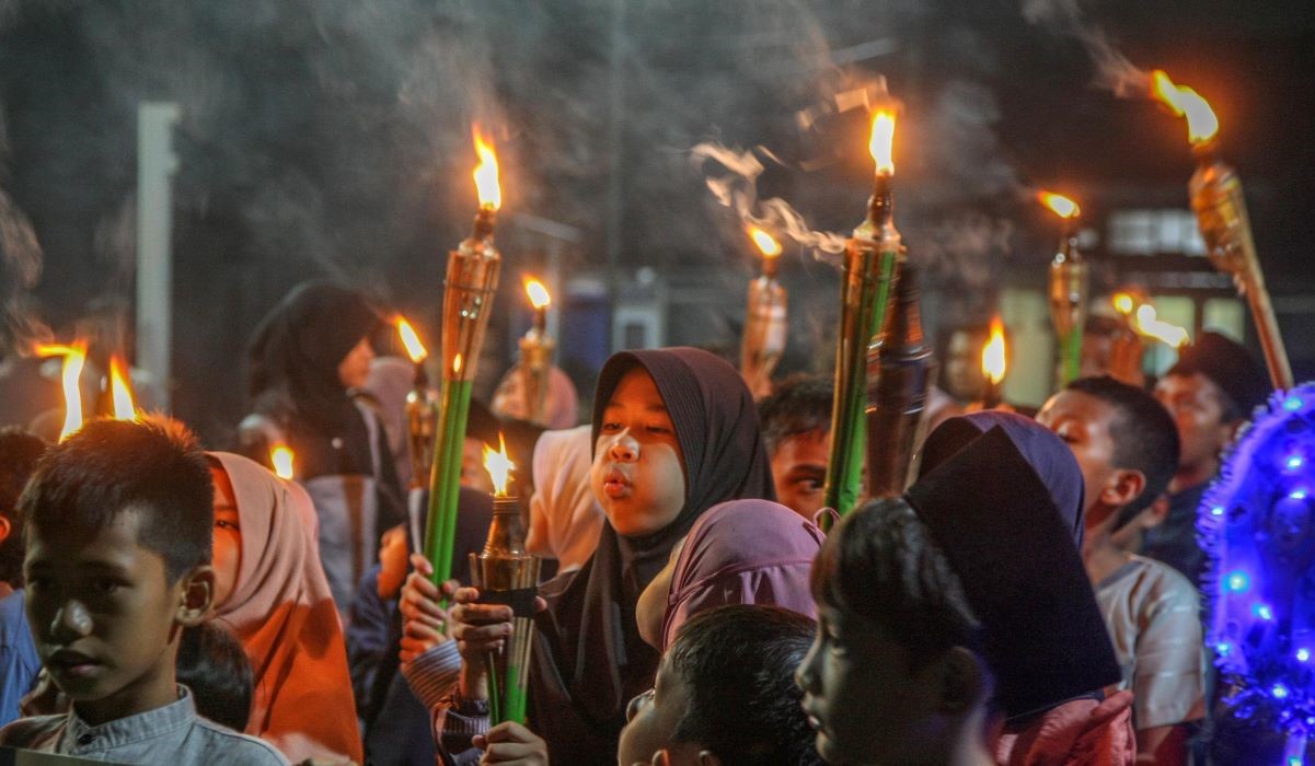 Ilustrasi: anak-anak mengikuti pawai obor