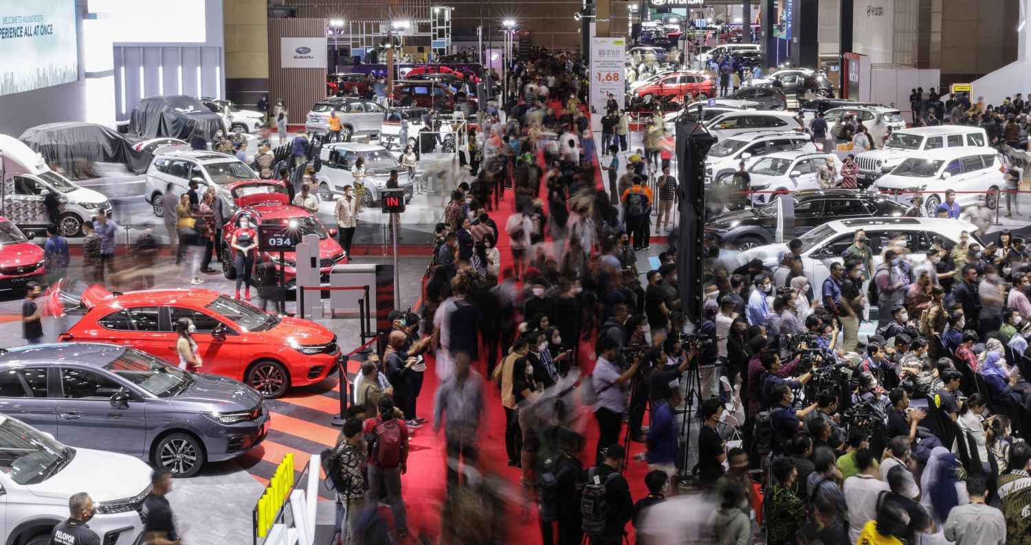 Pengunjung memadati pameran otomotif. 