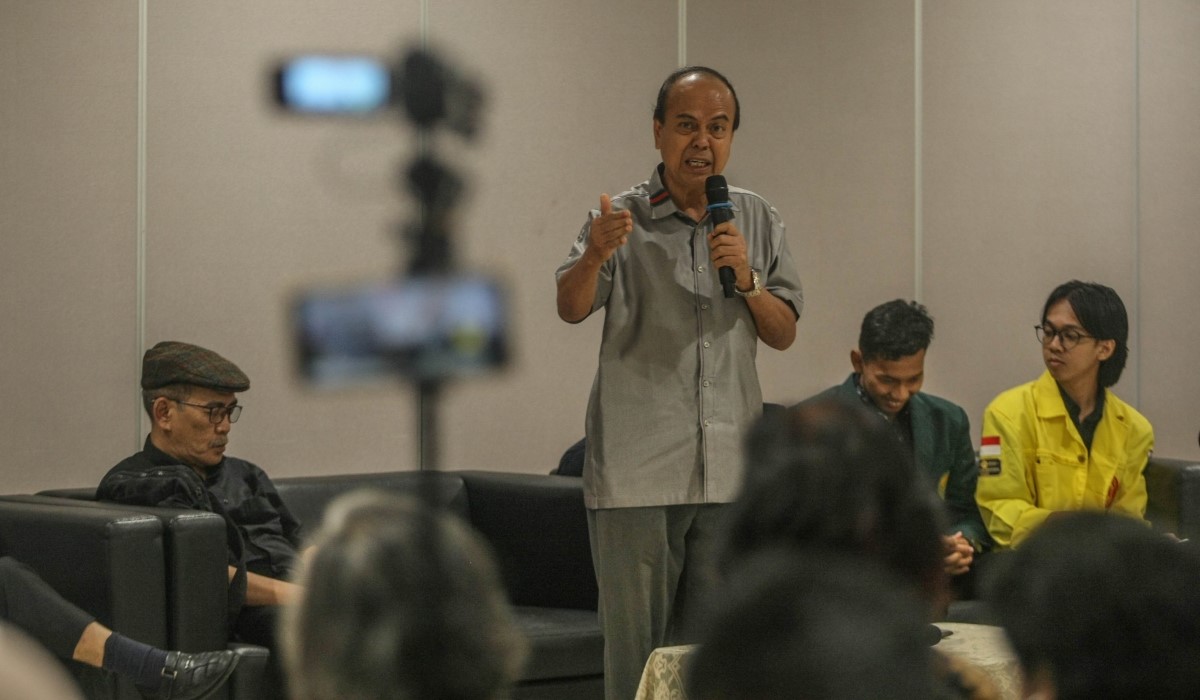 Guru besar UNJ Hafid Abbas (tengah) dengan didampingi para guru besar universitas ternama memberikan orasi 