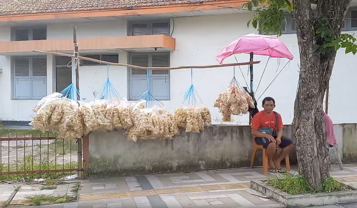 Penjual kerupuk disabilitas di Bangka