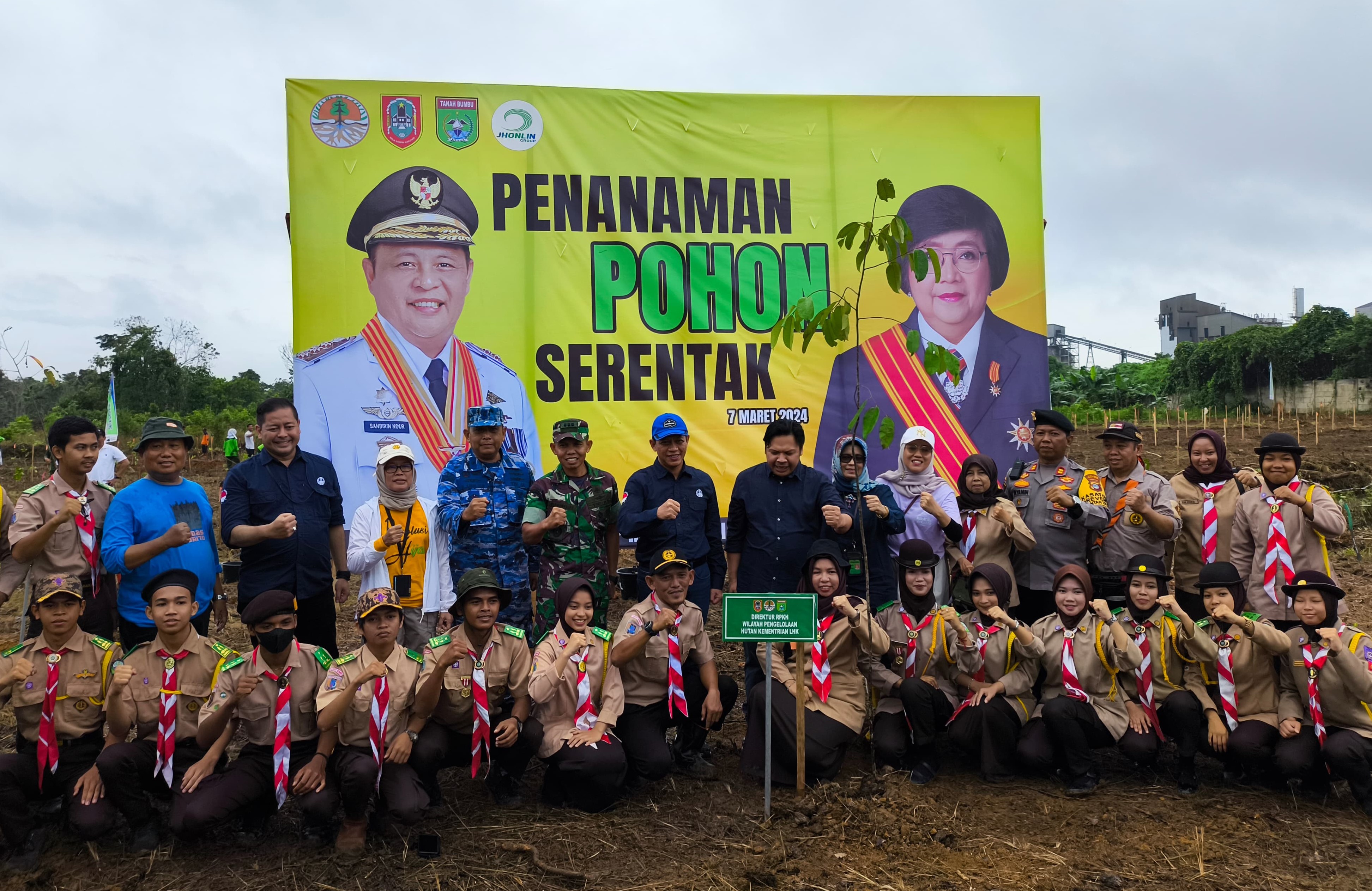Penanaman serentak di areal RTH Kawasan Industri Batulicin, Tanah Bumbu, Kalimantan Selatan.