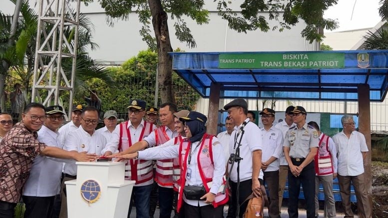 Anggota DPRD Kota Bekasi Alimudin bersama Menhub Budi Karya dan Pj Wali Kota Bekasi Ghani Muhammad saat peresmian pengoperasian Biskita.