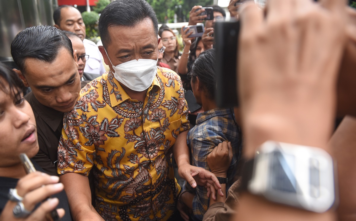 Sekda Kota Bandung, Ema Sumarna, mengungkapkan kepada penyidik KPK mengenai cara pembahasan anggaran daerah saat dirinya menjabat.