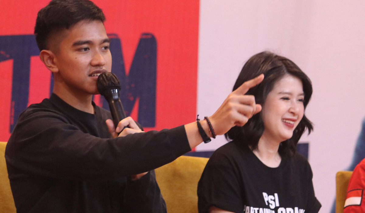Ketua Umum Partai Solidaritas Indonesia (PSI) Kaesang Pangarep (kiri) bersama Wakil Ketua Dewan Pembina PSI Grace Natalie (kanan).