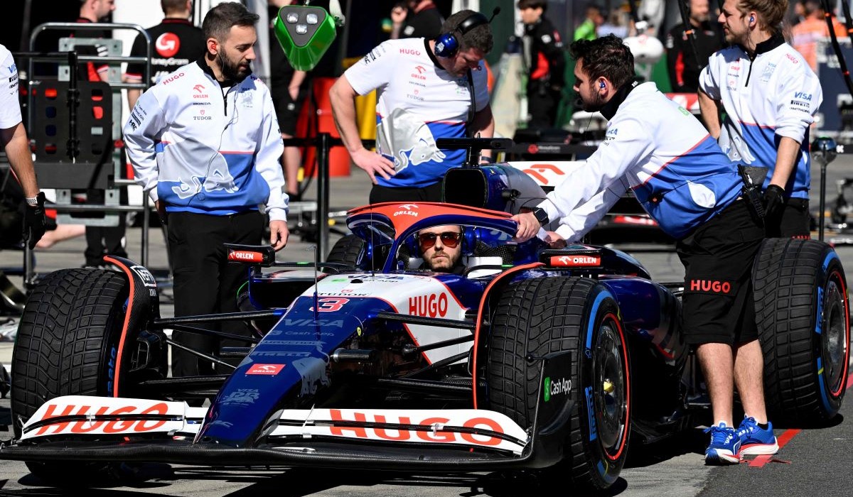 Mekanik mengerjakan mobil pembalap RB Australia Daniel Ricciardo menjelang Grand Prix Australia Formula 1 di Melbourne 