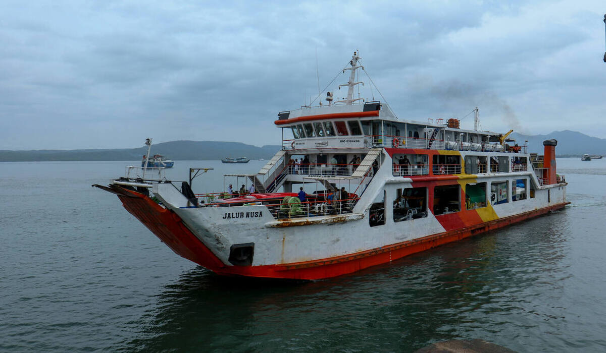Kapal feri berlayar di Selat Bali terlihat dari Pelabuhan Ketapang, Banyuwangi, Jawa Timur.