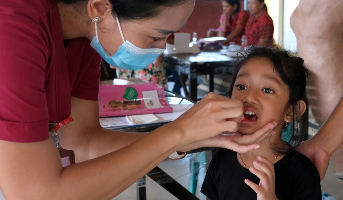 Ilustrasi: dokter memberikan vitamin A kepada balita saat program Posyandu