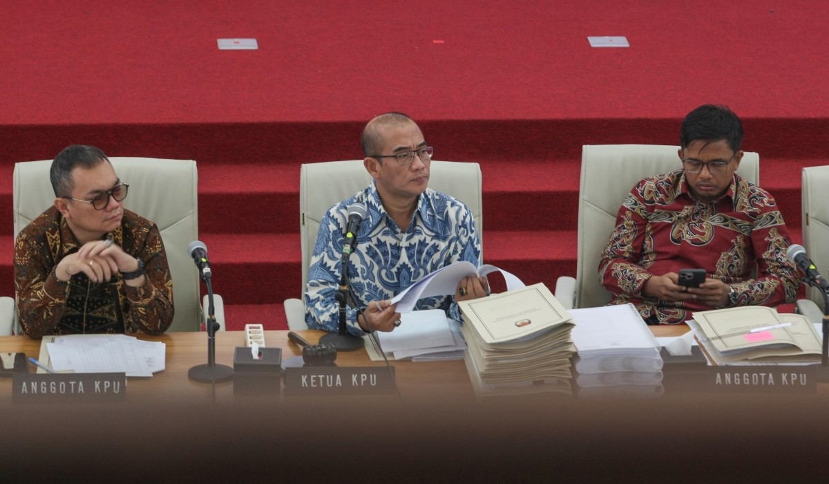 Ketua KPU Hasyim Asy'ari (tengah) didampingi Anggota KPU Parsadaan Harahap, dan Anggota KPU Idham Holik, memimpin rapat pleno terbuka 
