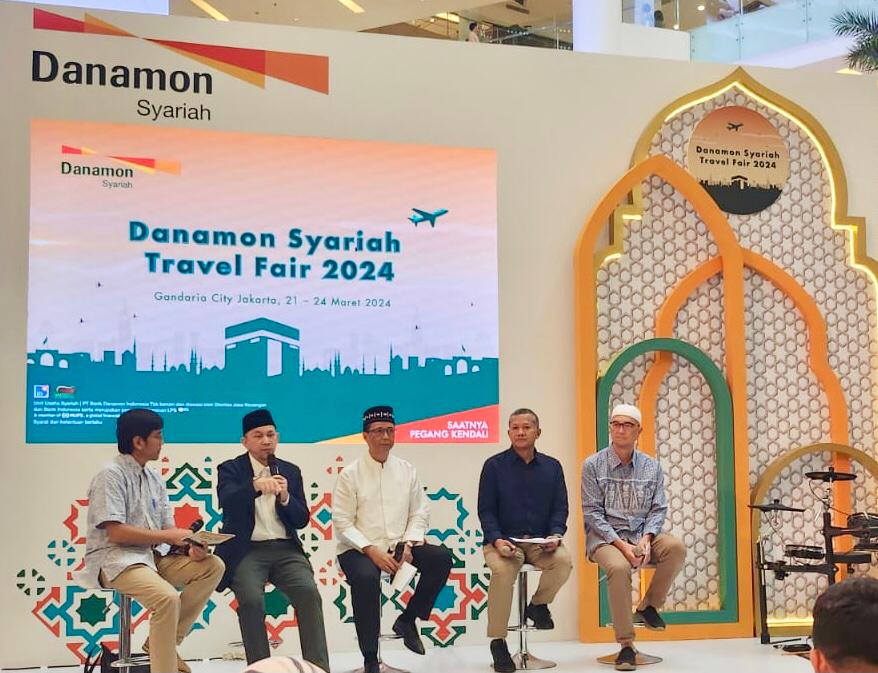 Acara talkshow pada Danamon Travel Fair Syariah 2024.