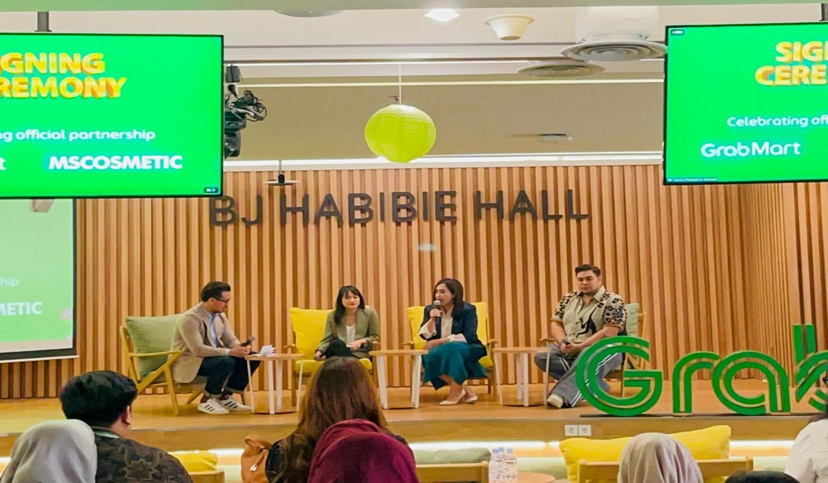 Penandatangan kerja sama antara MS Cosmetic by MS Glow dengan GrabMart