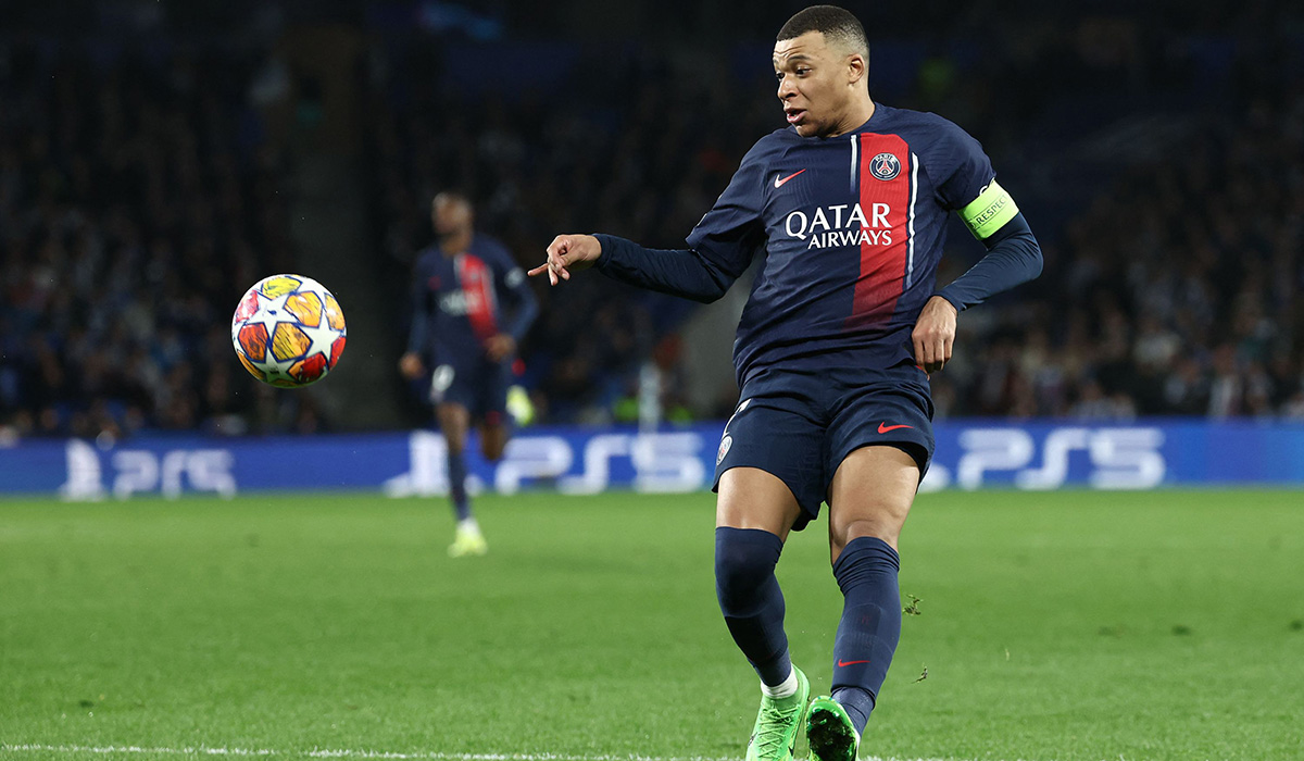 Striker PSG Kylian Mbappe berusaha mengontrol bola saat timnya berhadapan dengan Real Sociedad dalam laga Liga Champions, Rabu (6/3) WIB.