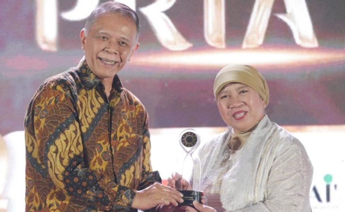Kasubdit Humas Perpajakan DJP Inge Diana Rismawati menerima trofi PR Indonesia Awards (PRIA) 2024.