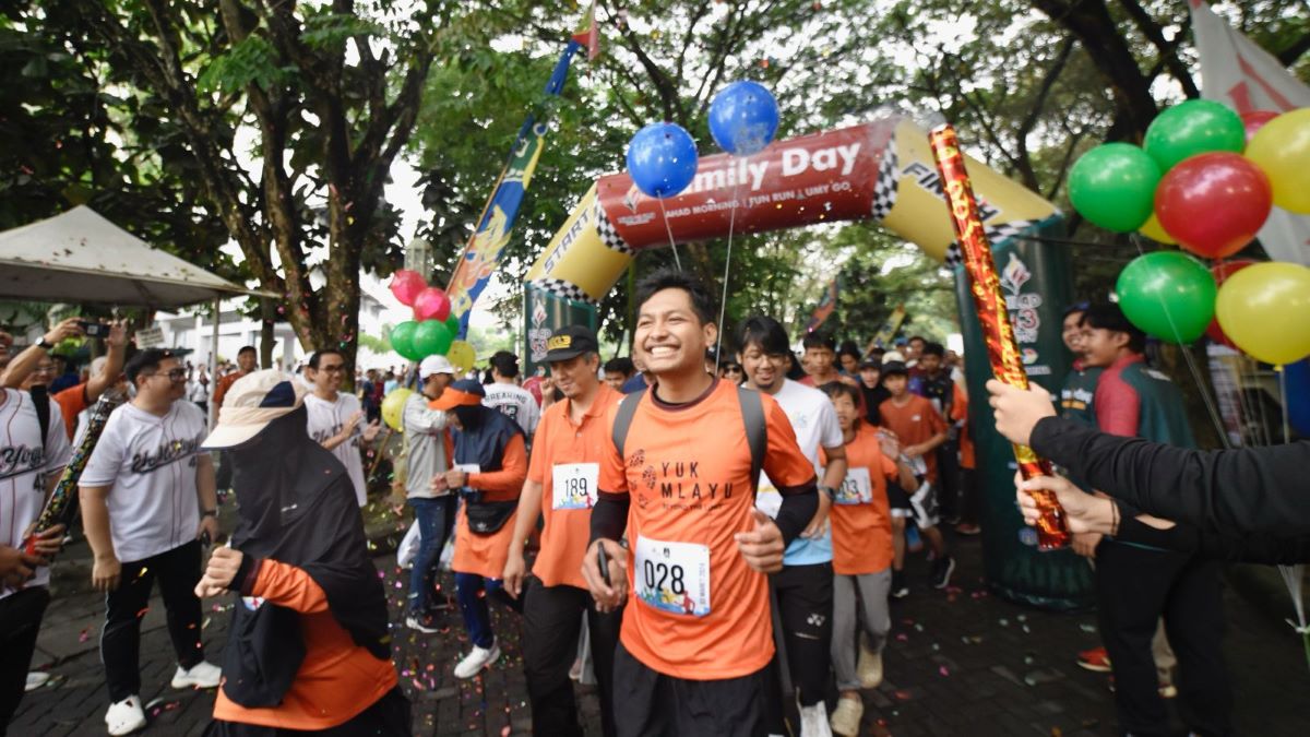 Civitas acadmeica UMY mengikuti kegaitan Family Day Milad UMY Ke-43 di Halaman Gedung Siti Walidah Kampus Terpadu UMY.