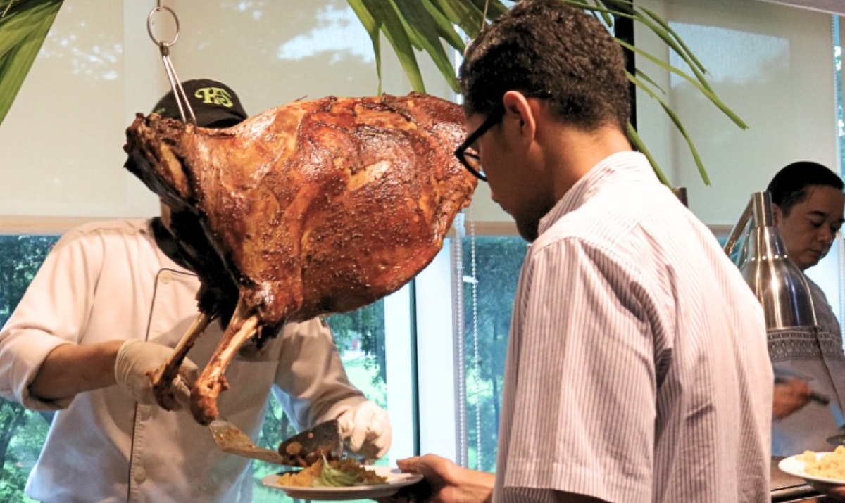 Tamu sedang memesan makanan di resoran Hotel Santika BSD City.