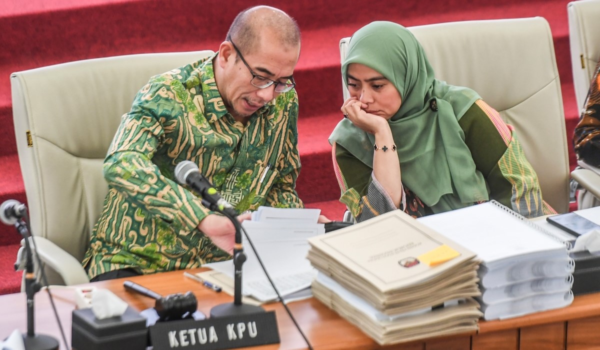 Ketua KPU Hasyim Asyari (kiri) saat berbincang dengan anggota KPU Betty Epsilon Idroos 