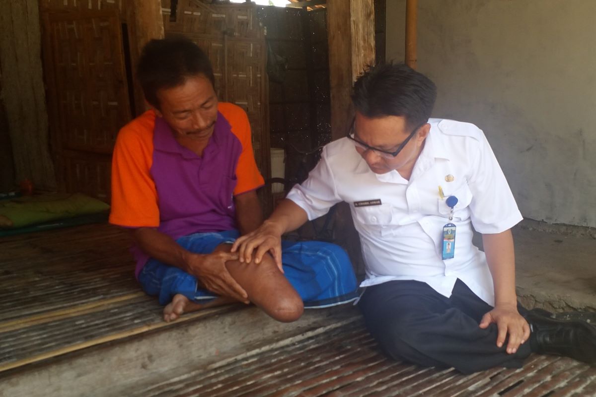 Petugas memerika penderita kusta.