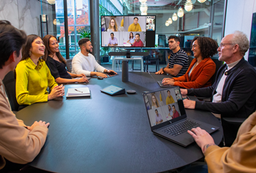 Logitech Sync dapat mengetahui dengan tepat berapa banyak orang yang hadir di ruang rapat, menggunakan teknologi AI Right Sight™.