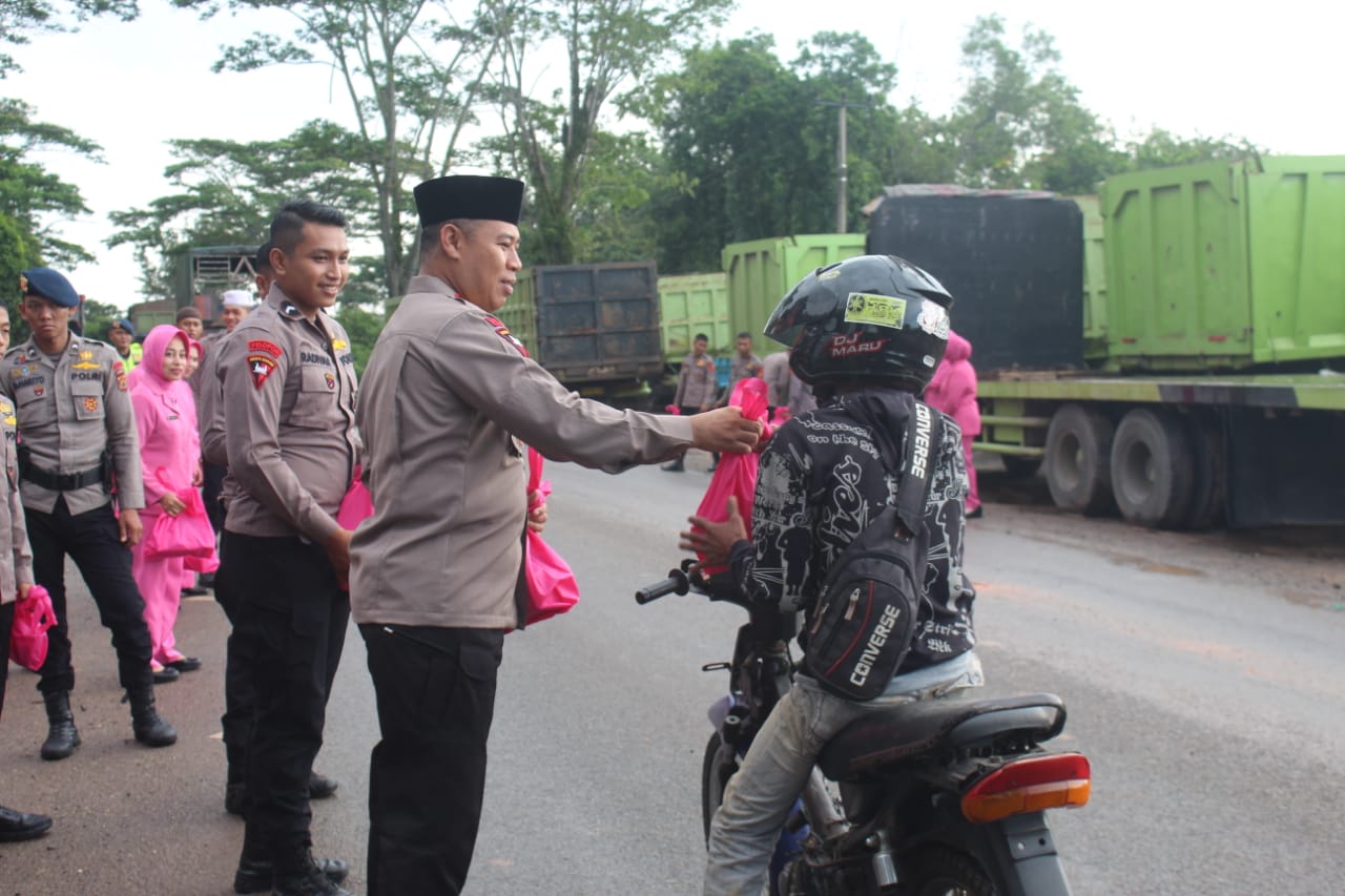 Dansat Brimob Komisaris Besar Nadi Chaidir, dengan ditemani sejumlah anggota dan mengenakan kopiah, terlihat bersemangat mengulurkan paket.