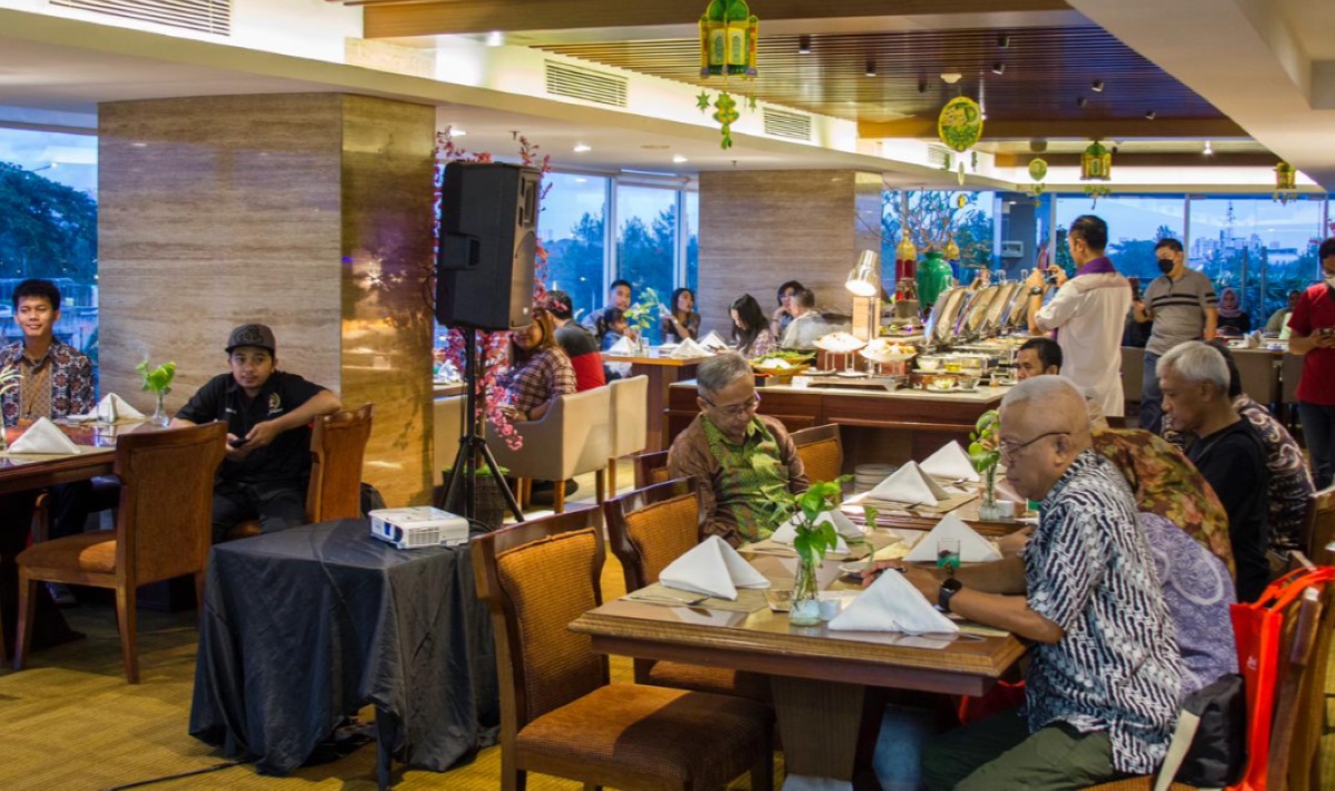 Paket ta'jil dapat dinikmati di Lobby Lounge yang berada di lantai lobi dengan harga yang sangat bersahabat yaitu Rp85.000 net/orang. 