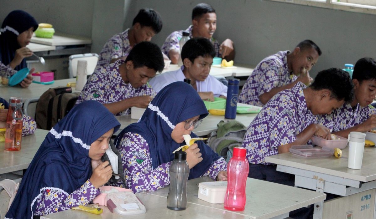 Siswa menikmati menu makan dalam simulasi makan siang gratis di SMP Negeri 2 Curug, Tangerang, Banten, Kamis (29/2/2024)