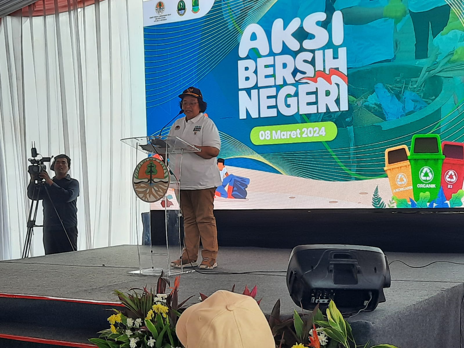 Menteri LHK Siti Nurbaya dalam Aksi Bersih Negeri di Karawang Jumat (8/3/2024)