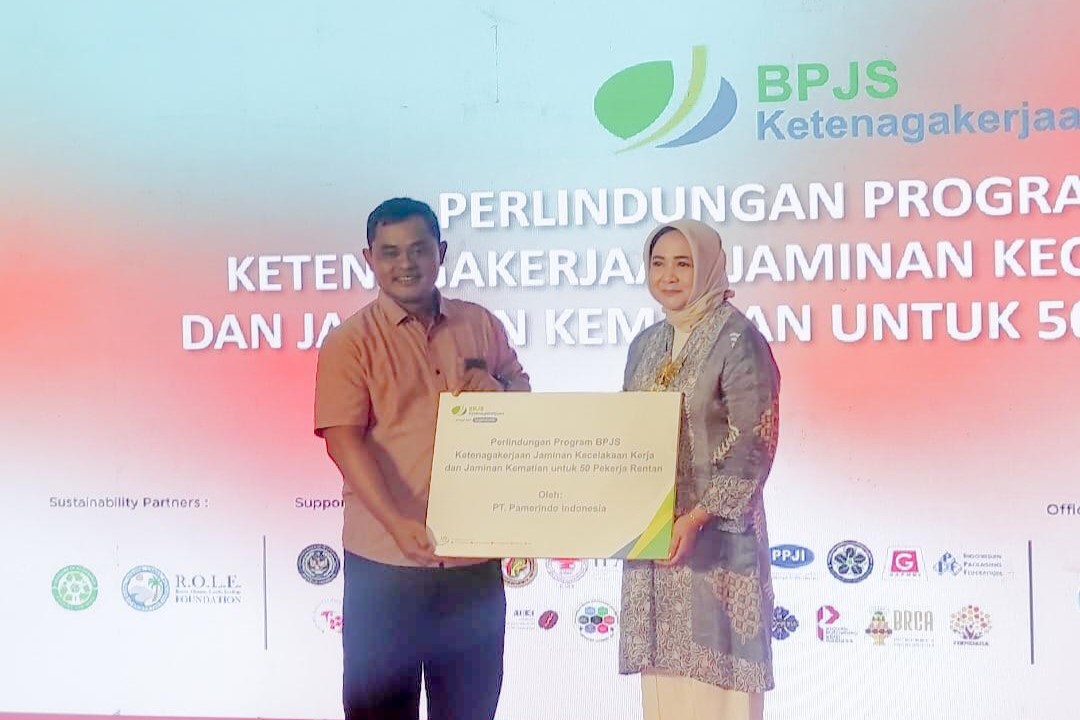 Simbolisasi pemberian jaminan ketenagakerjaan kepada 50 pekerja horeka.