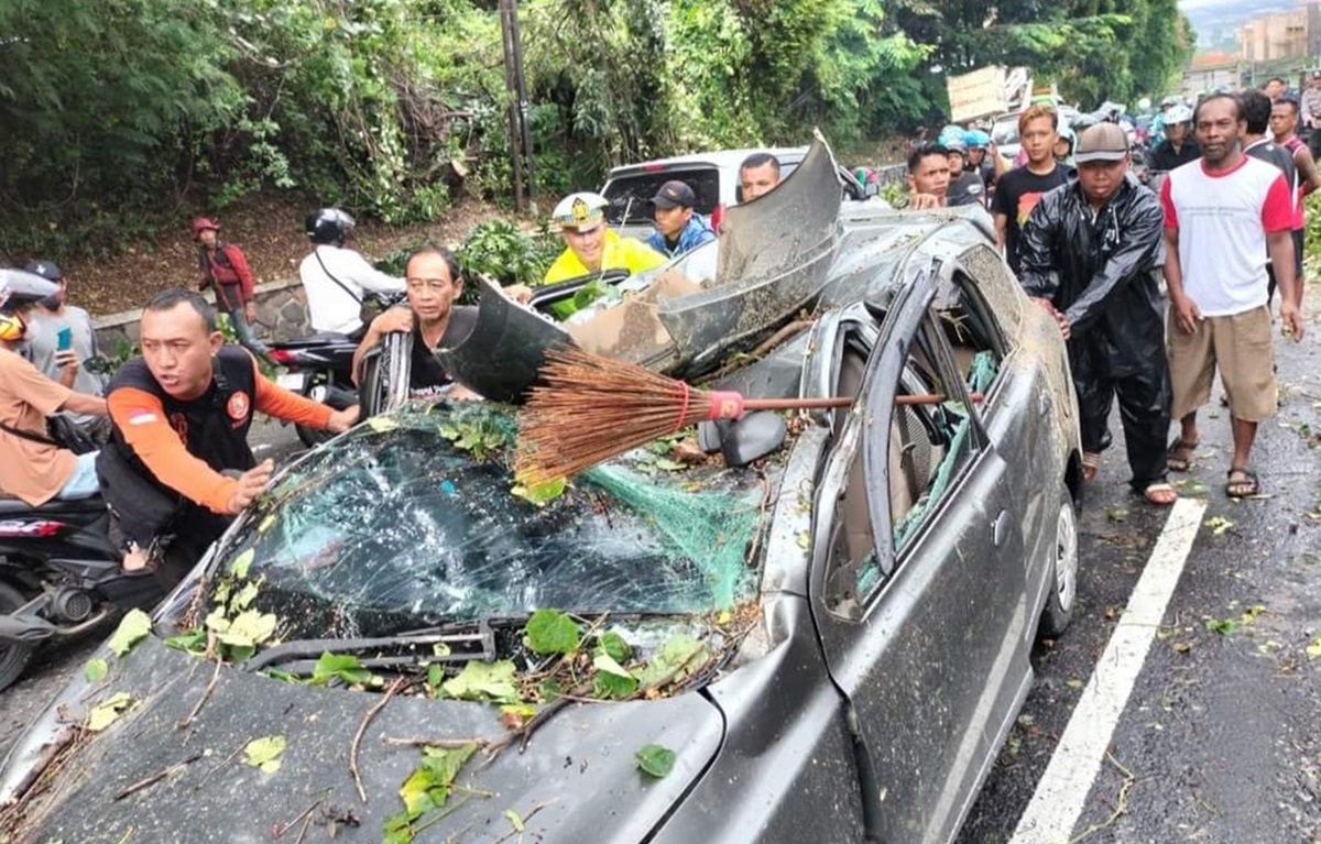 Sejumlah bencana hidrometeorologi terjadi di Jawa Tengah karena cuaca ekstrem.