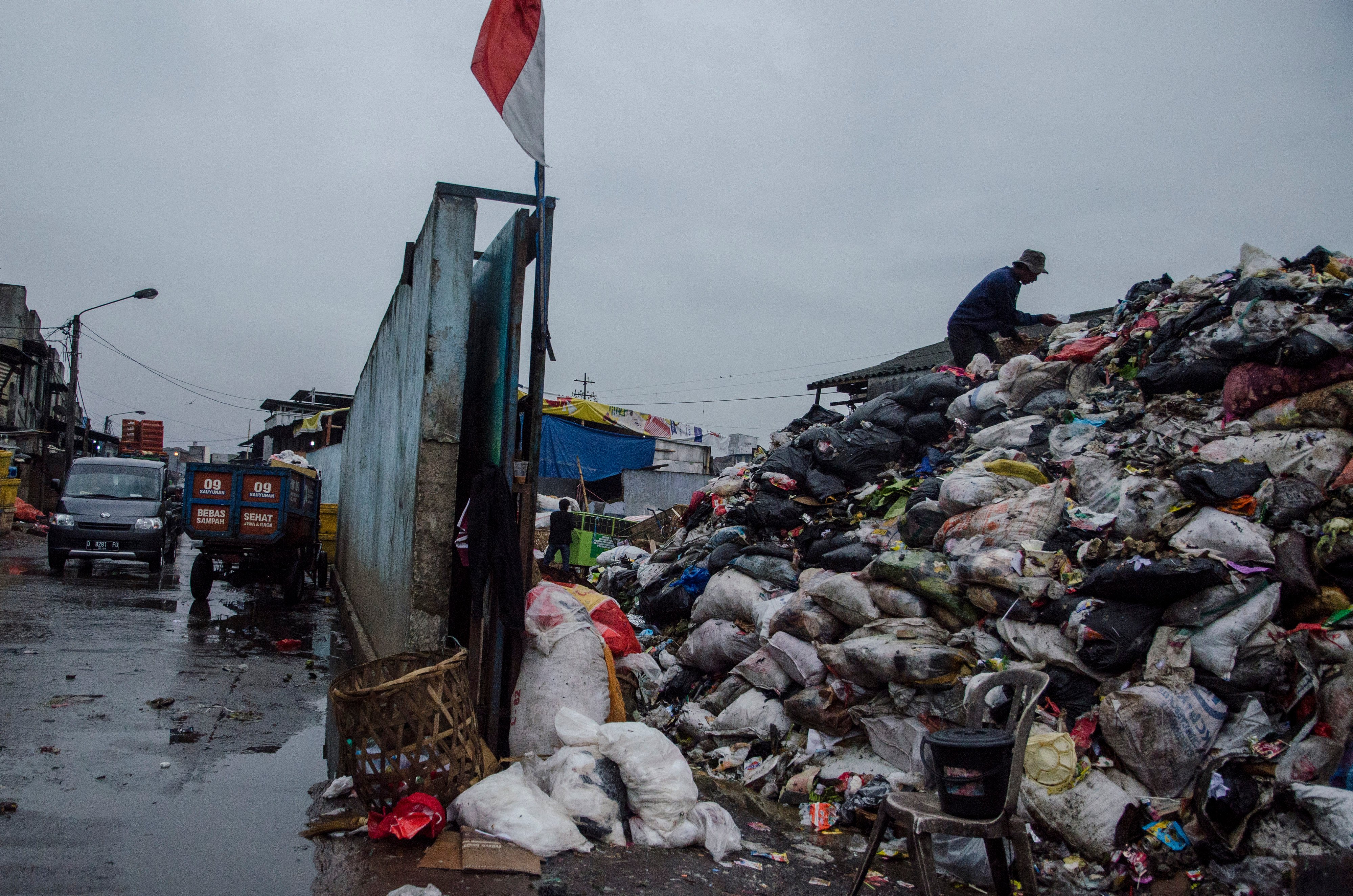 Tumpukan sampah di TPS di Kota Bandung