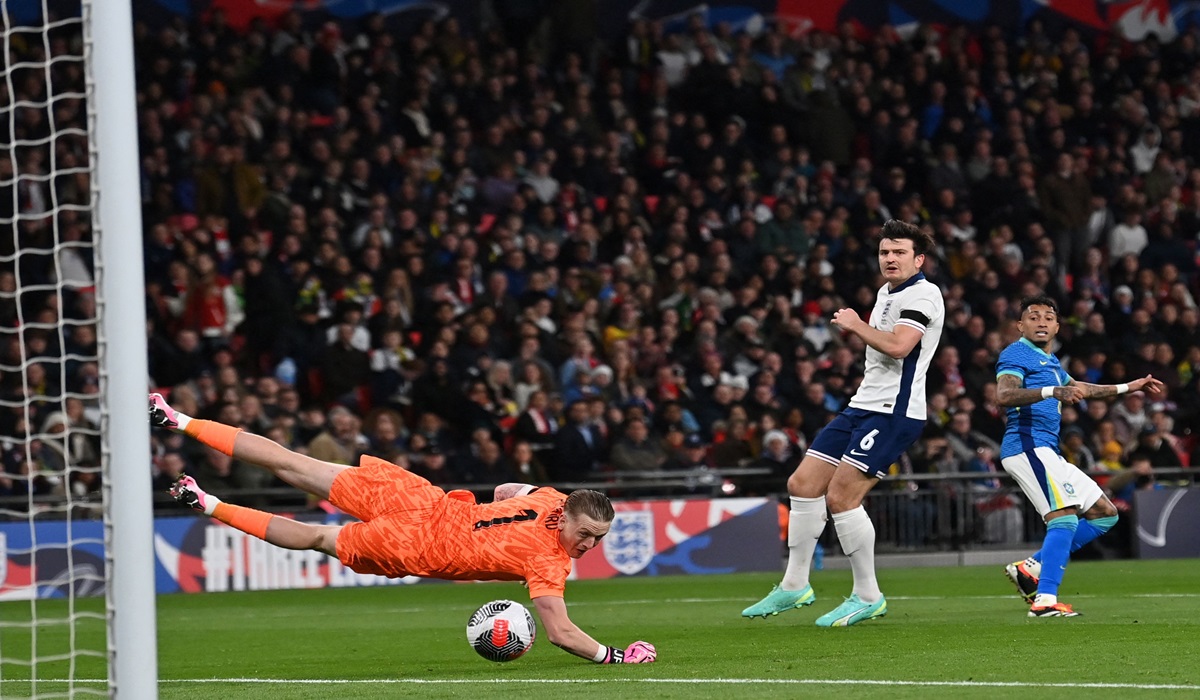 Bek timnas Inggris Harry Maguire (tengah)