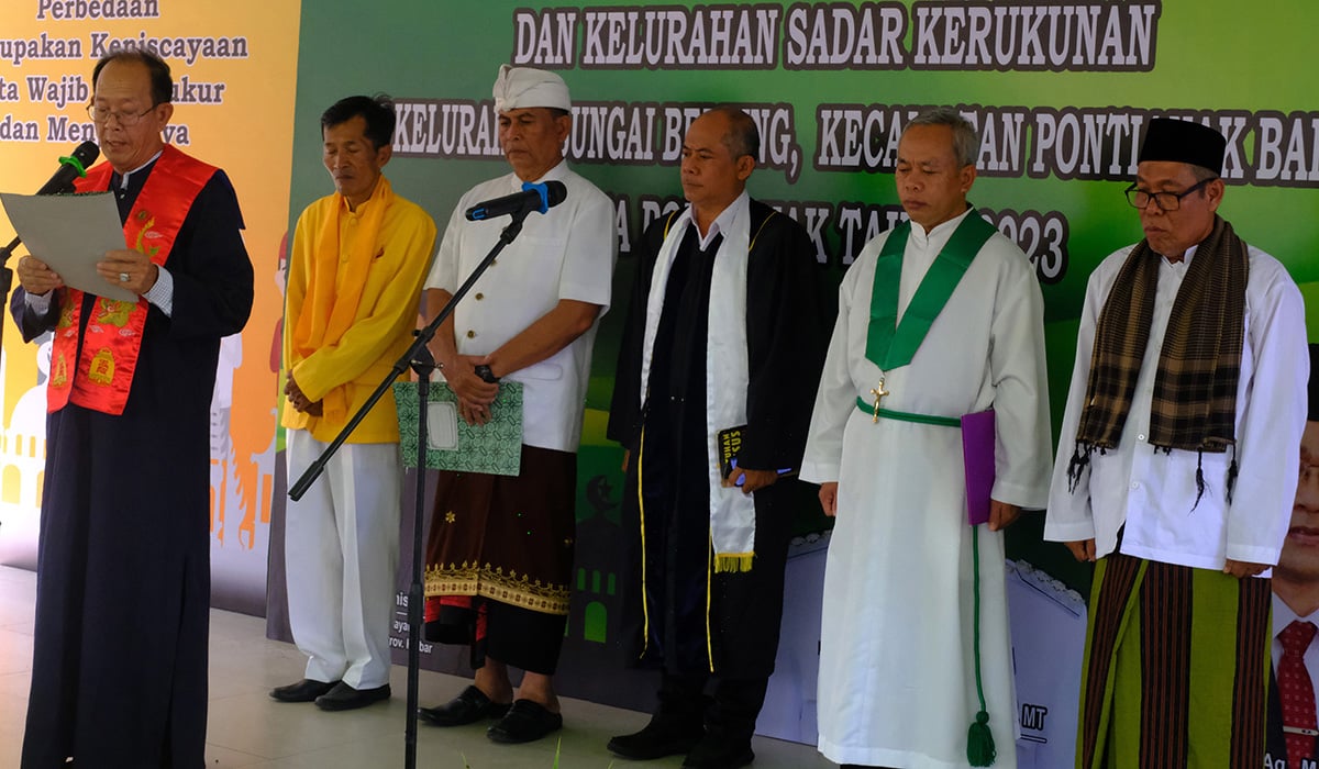 Enam perwakilan pemuka agama membacakan doa lintas agama dalam acara peluncuran Kampung Moderasi Beragama.
