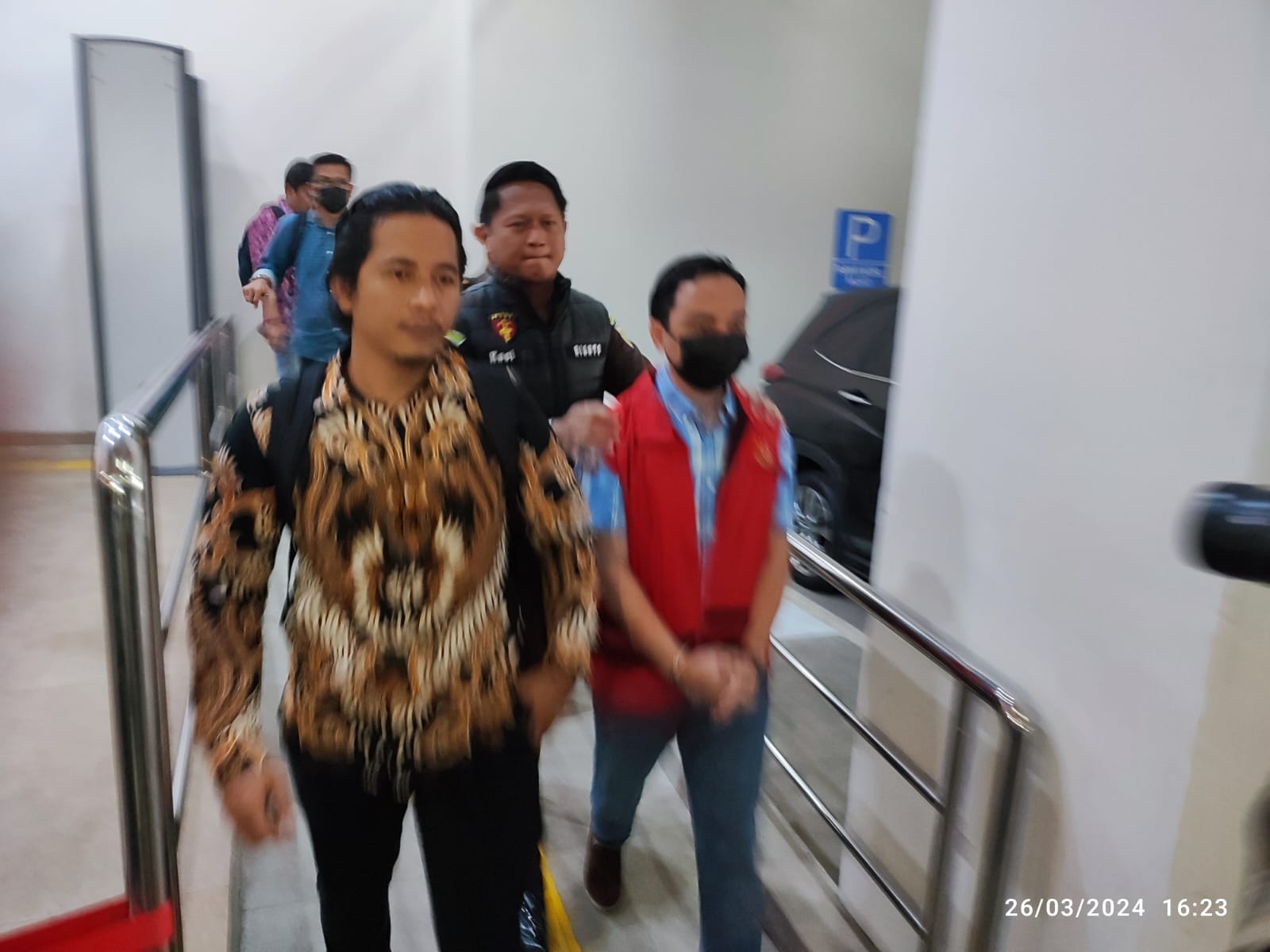 Irfan Nur Alam, tersangka kasus korupsi, di Kantor Kejati Jawa Barat