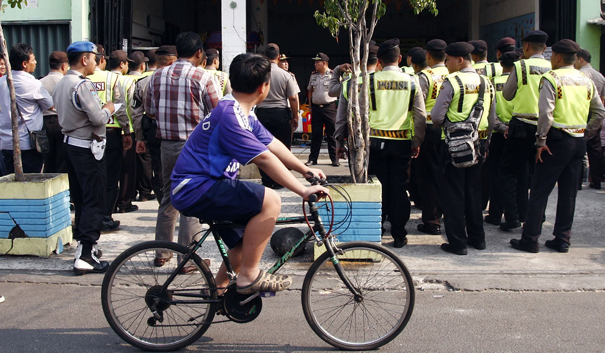 Petugas Polsek Johar Baru melakukan apel pengamanan kawasan yang rawan terjadi tawuran warga di Johar Baru, Jakarta, Rabu (23/9/2015).