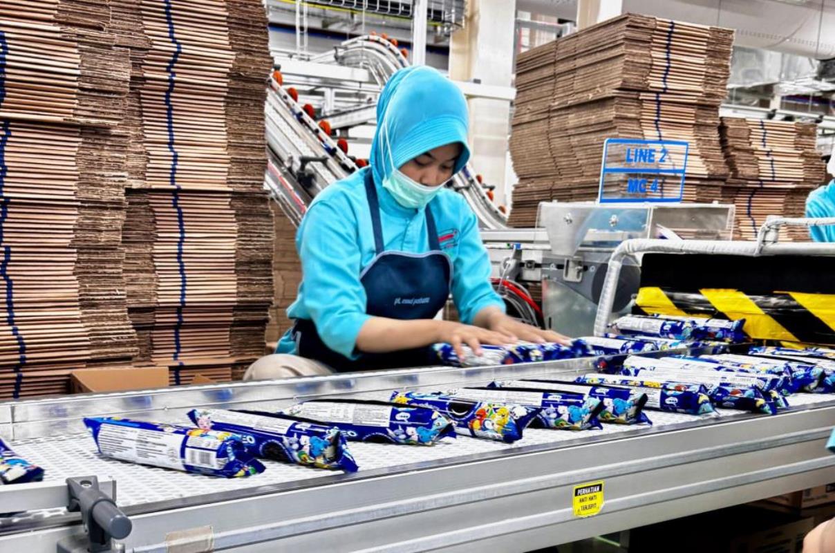 Karyawan tengah mengemas produk Mondelez di pabrik di Cikarang, Jawa Barat.