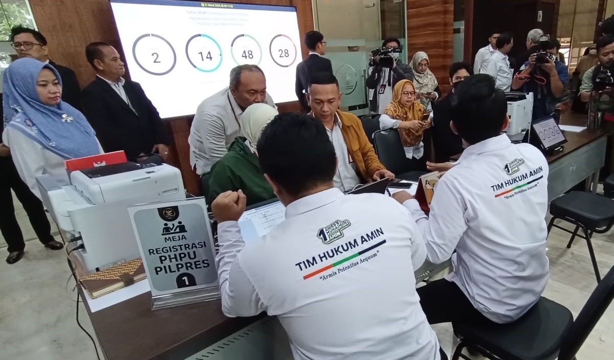 Tim Hukum Anies Baswedan-Muhaimin Iskandar mendaftarkan gugatan secara langsung ke Mahkamah Konstitusi, Kamis (21/3).