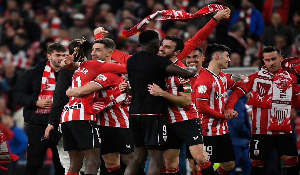 Para pemain Athletic Bilbao melakukan selebrasi usai mengalahkan Atletico Madrid di laga semifinal Copa del Rey