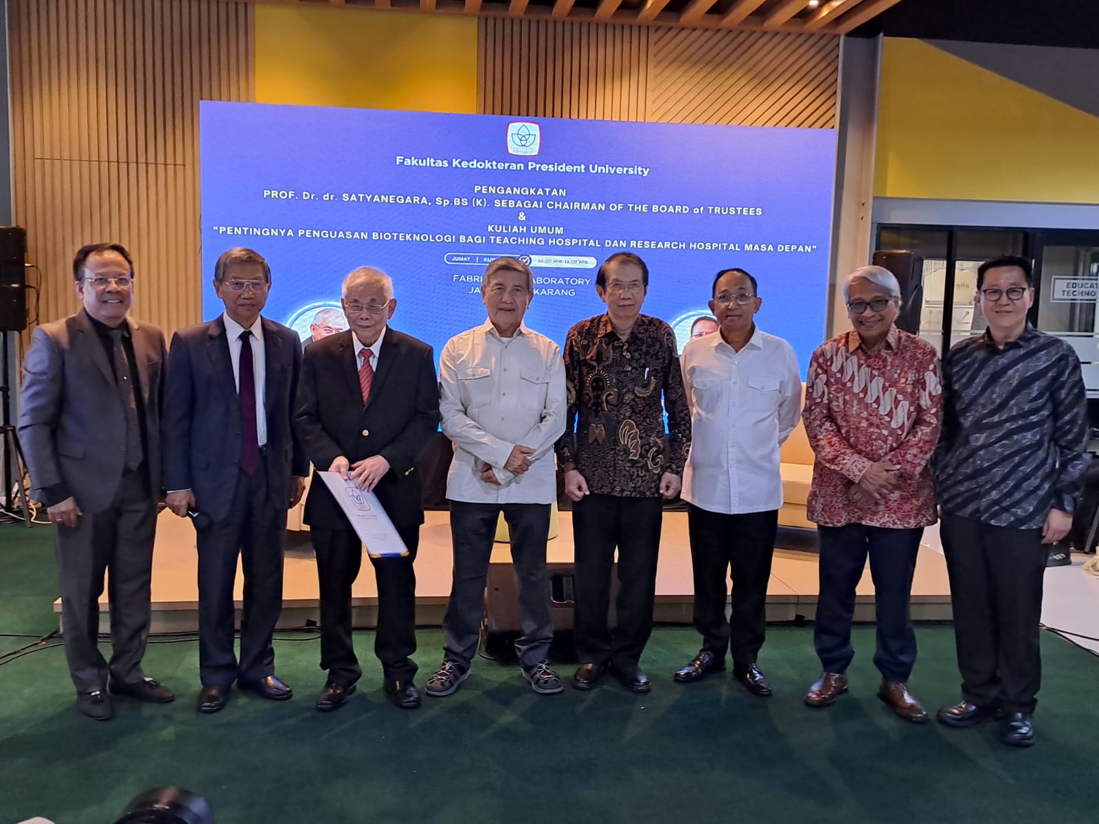 Prof. Dr. dr. Satyanegara Sp.BS (tiga kiri)