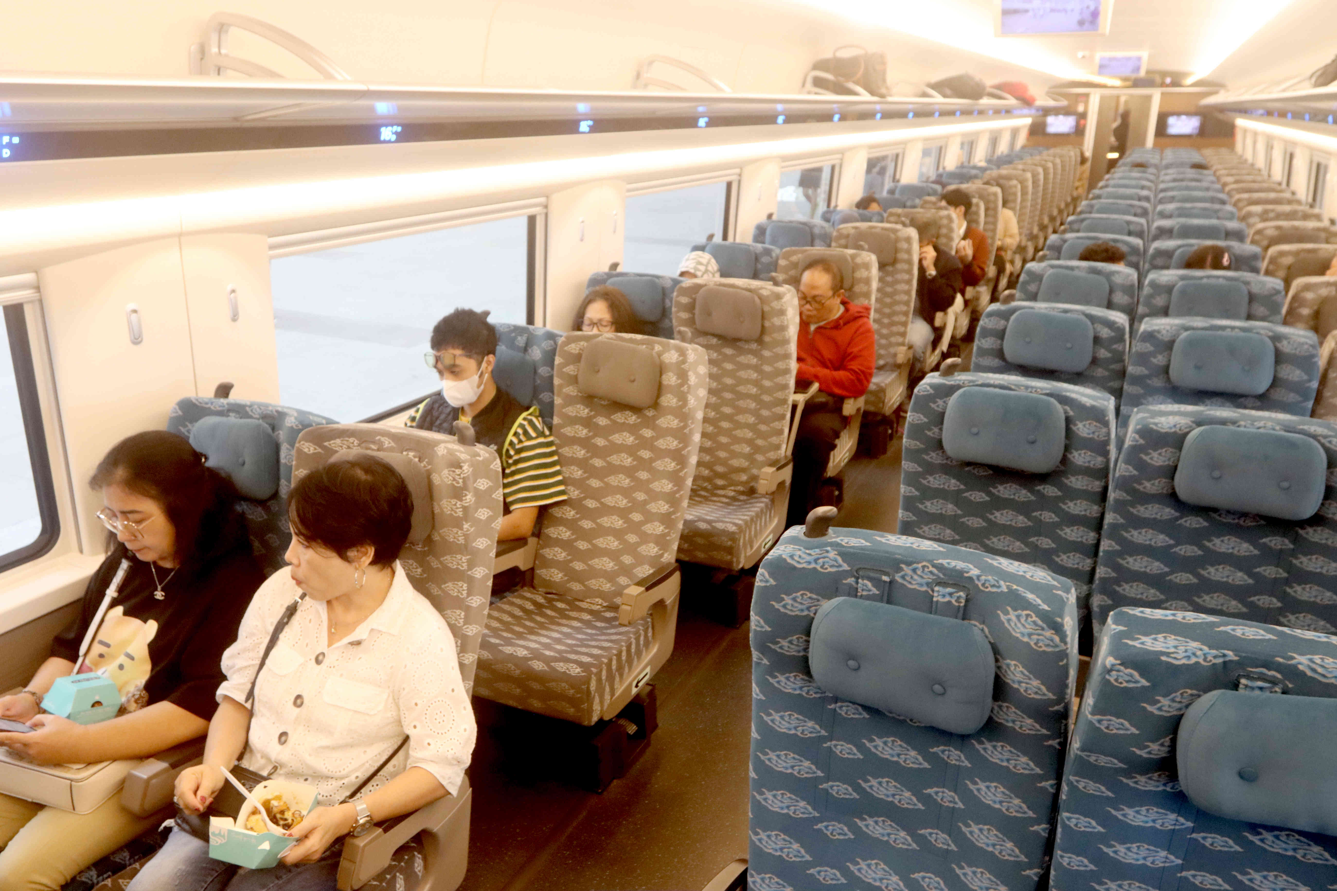 Penumpang menaiki Kereta Cepat Indonesia China KCIC / Kereta Cepat Jakarta Bandung / Whoosh, Di Stasiun Halim, Jakarta, Selasa (30/1)