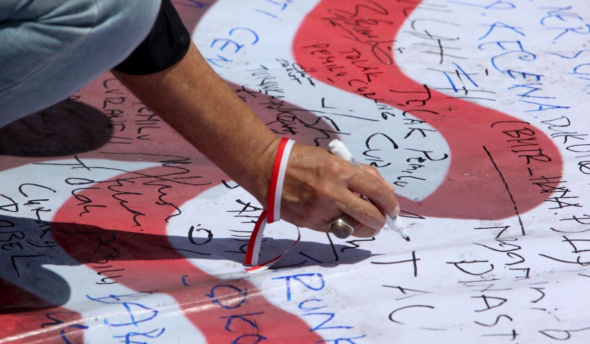 Massa membubuhkan pesan kritis dalam aksi yang digelar di depan Gedung DPR. Mereka menolak hasil Pemilu 2024 serta mendesak hak angket 