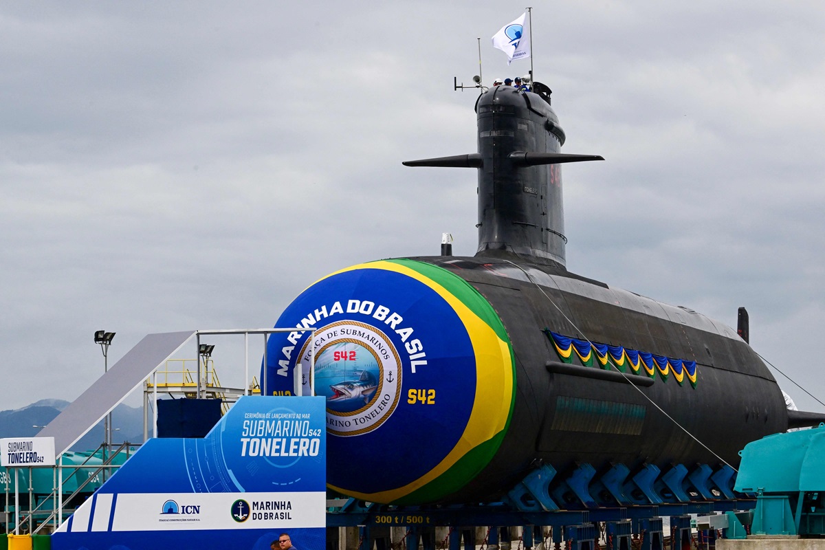 Presiden Emmanuel Macron dan Presiden Brasil Luiz Inacio Lula da Silva merayakan peluncuran kapal selam ketiga Brasil.