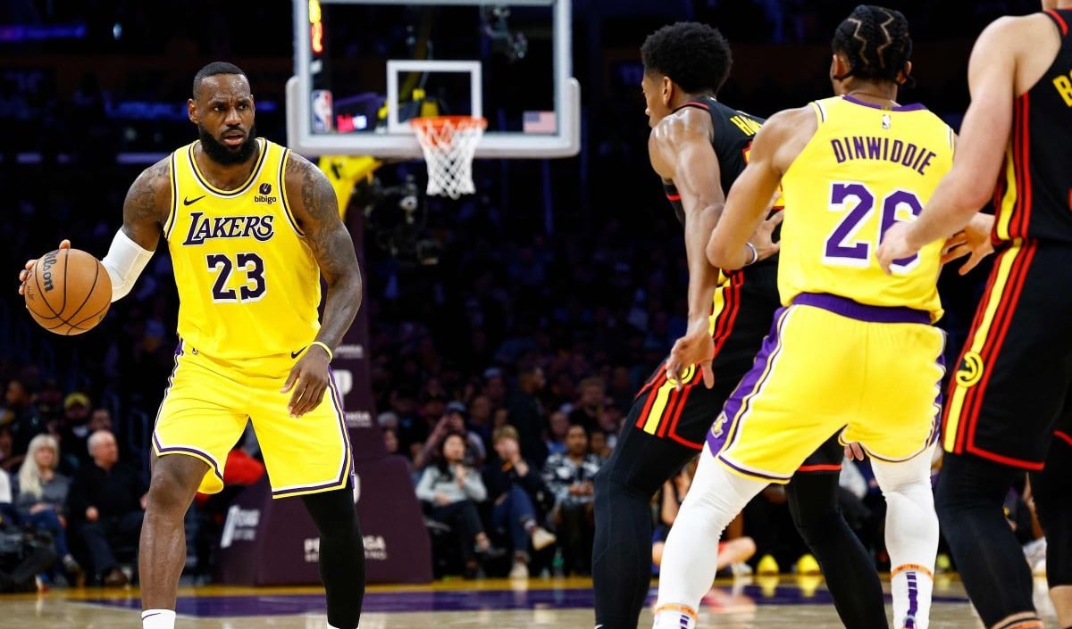 LeBron James #23 dari Los Angeles Lakers mengontrol bola melawan Atlanta Hawks pada babak kedua di Crypto.com Arena pada 18 Maret 2024.