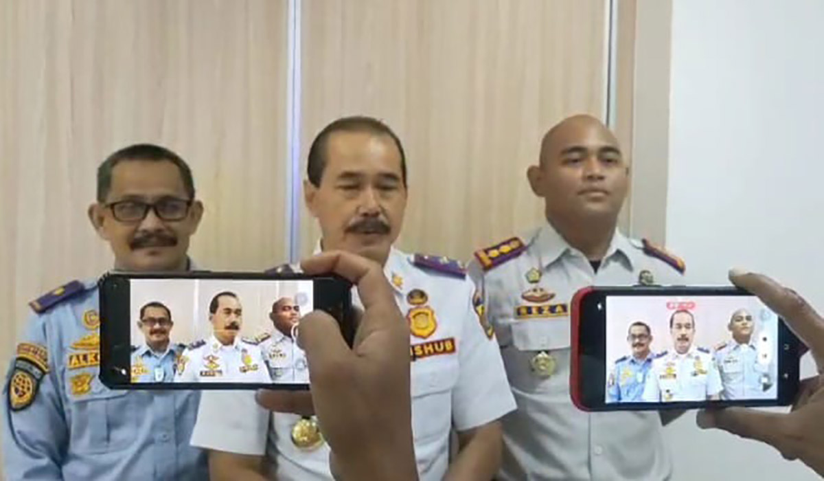 Kepala Dishub Brebes, Budi Darmawan (tengah).