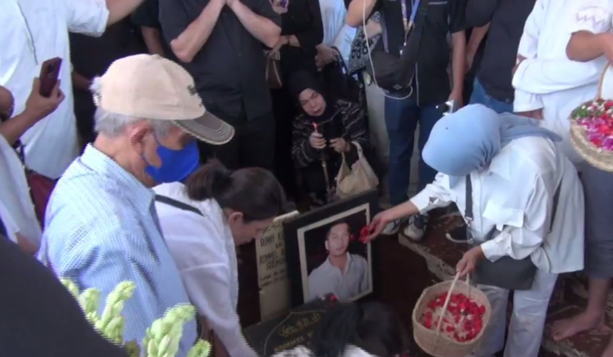 Suasana pemakaman artis Donny Kesuma di TPU Tanah Kusir, Jakarta, 20 Maret 2024.