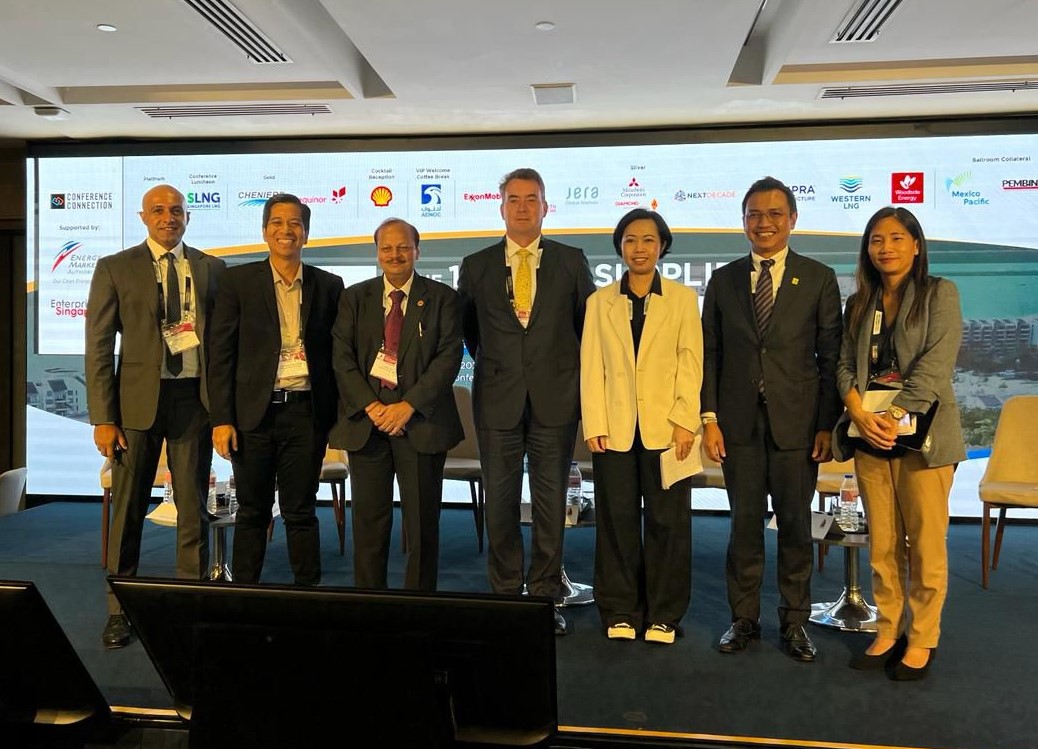 Rakhmad Dewanto, Direktur Gas dan BBM PLN EPI (kedua dari kiri)