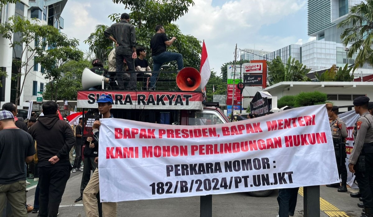 Massa yang tergabung dalam Kaukus Mahasiswa Untuk Perubahan (KMUP) dan Koalisi Masyarakat Musi Rawas Utara Bersatu